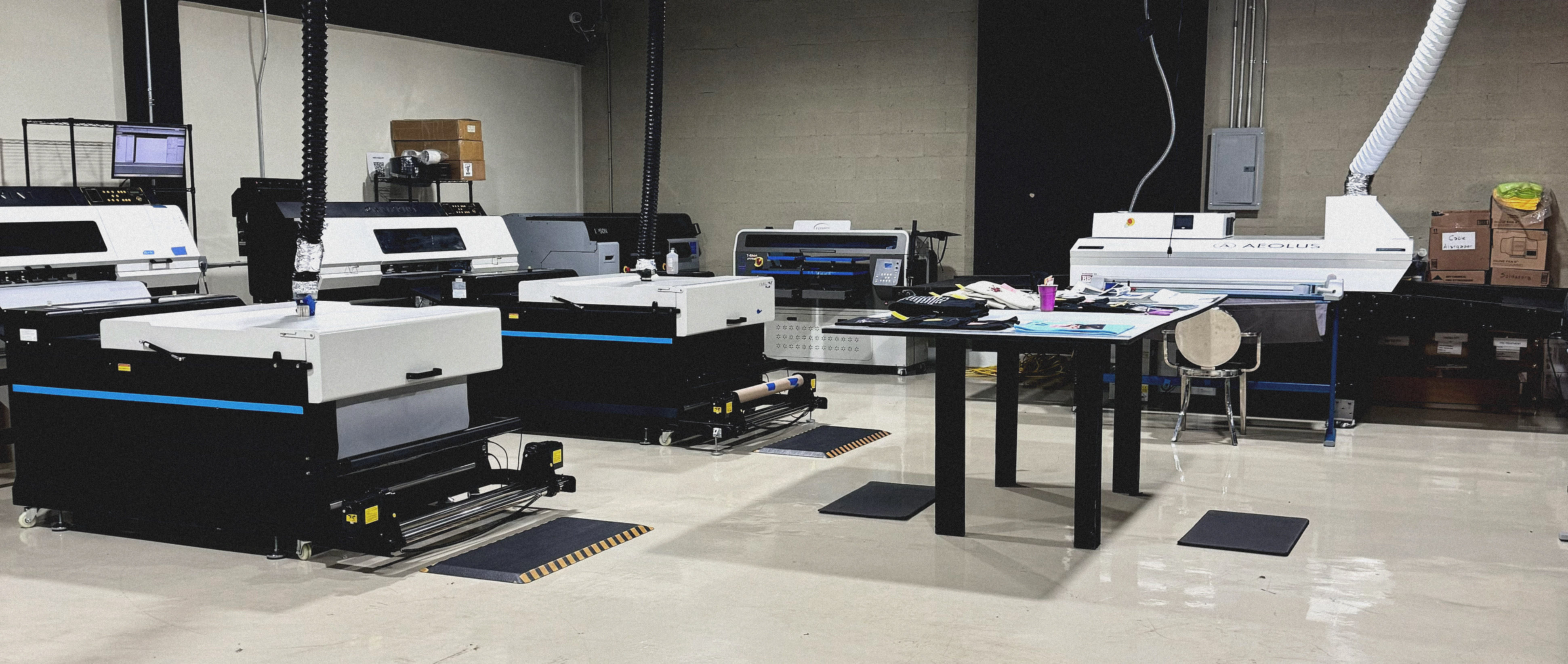Área de producción de BLACKBOX con equipos de impresión textil