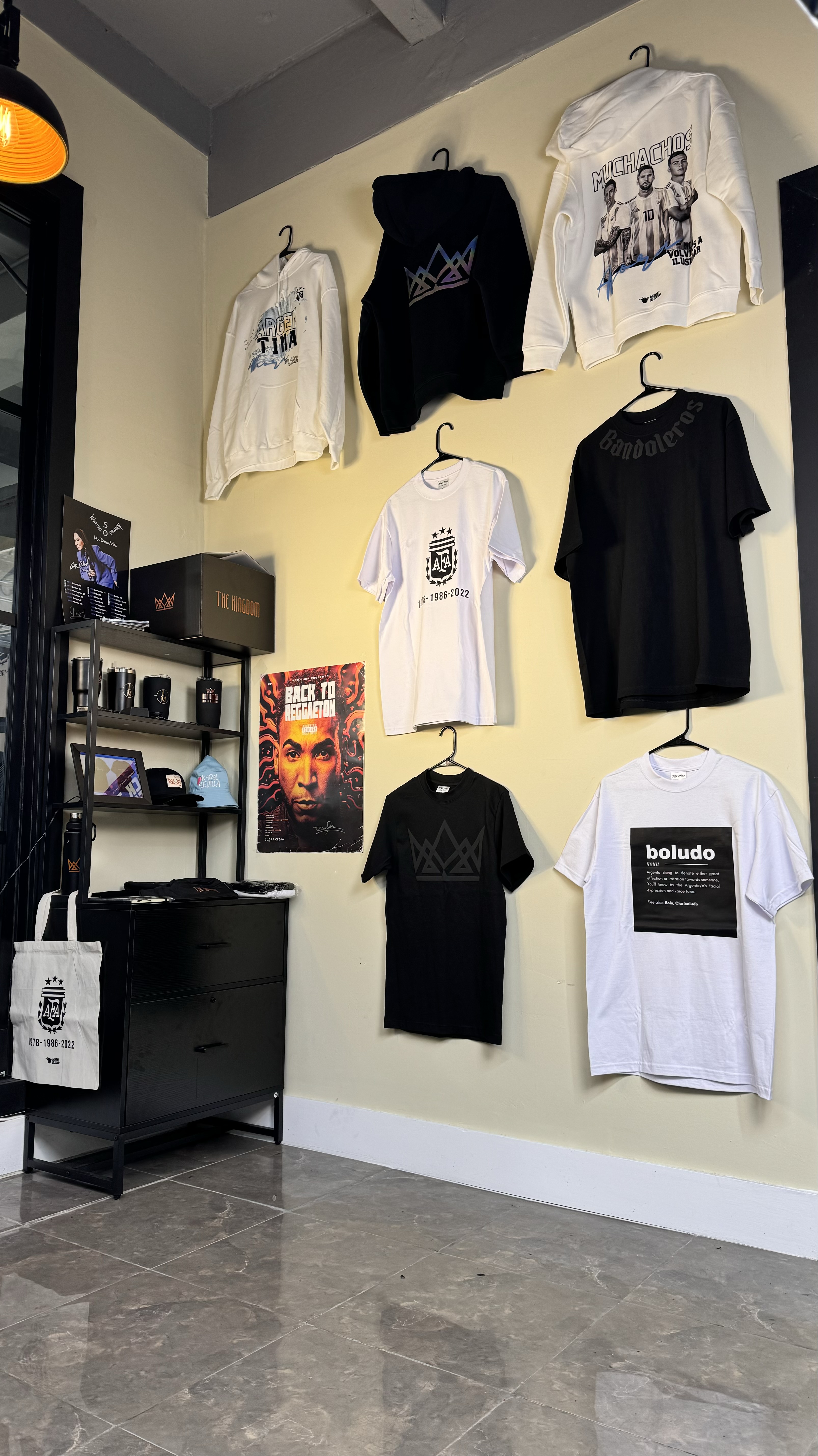 Prendas personalizadas exhibidas en BLACKBOX